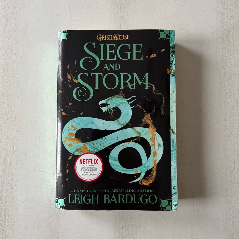 SIEGE & STORM (Grishaverse Book 2) by Leigh Bardugo - Paperback 2014